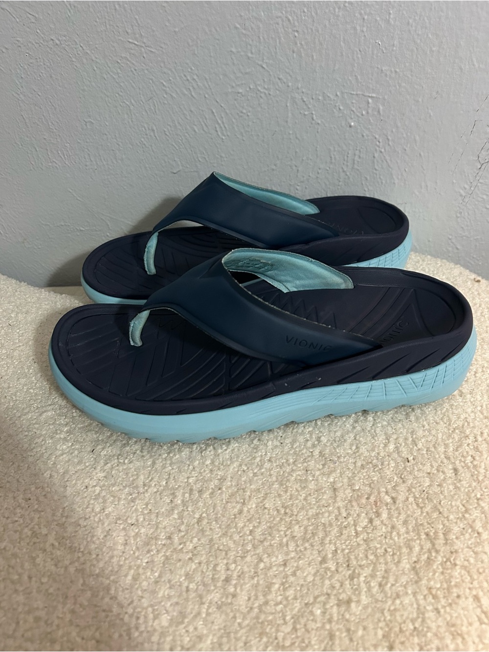 Vionic Men's Navy and Light Blue Supportive Flip Flops